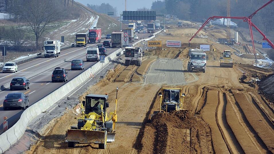 Der sechsstreifige Ausbau der A8 bei Ulm soll bis 2032 umgesetzt werden. (Archivbild)