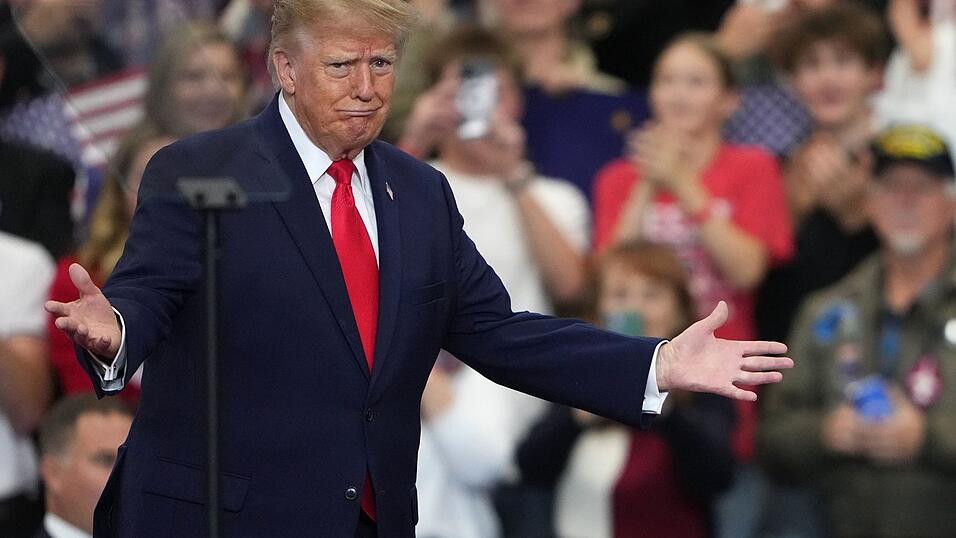Trump lobt bei seinen Wahlkampfauftritten im Land oft seine eigene Politik - doch viele Menschen machen ihn für hohe Lebenshaltungskosten verantwortlich. (Archivbild) Trump lobt bei seinen Wahlkampfauftritten im Land oft seine eigene Politik - doch viele Menschen machen ihn für hohe Lebenshaltungskosten verantwortlich. (Archivbild)