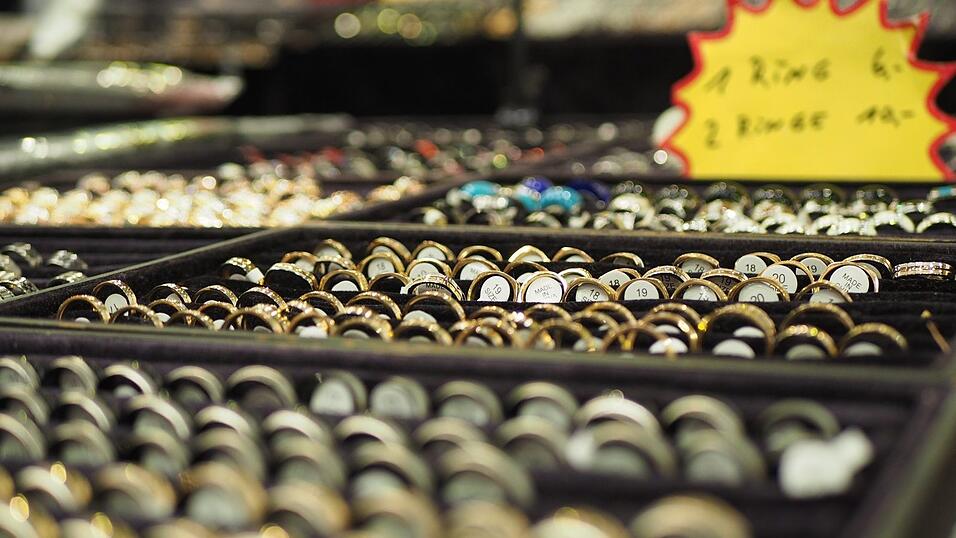 Rund 40 Aussteller und etwa 90 Tattoo-Künstler sind auf der Tattoo Convention in Straubing vertreten. Rund 40 Aussteller und etwa 90 Tattoo-Künstler sind auf der Tattoo Convention in Straubing vertreten.