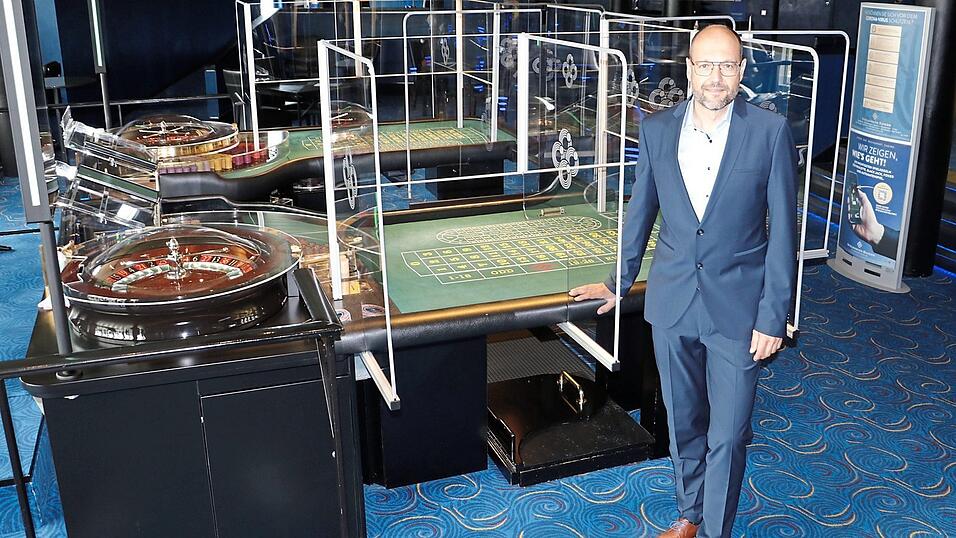 Der neue Spielbankchef Andreas Weigert vor dem mit Glaswänden eingefassten Roulettetisch im Großen Spiel: Der 53-jährige Burglengenfelder leitet seit 1. März das Bayerwald-Casino. Der neue Spielbankchef Andreas Weigert vor dem mit Glaswänden eingefassten Roulettetisch im Großen Spiel: Der 53-jährige Burglengenfelder leitet seit 1. März das Bayerwald-Casino.