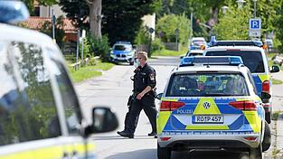 Zwei Einsatzkräfte der Polizei gehen vor der Polizeiinspektion Miesbach zwischen Einsatzfahrzeugen vorbei. Mitglieder einer Großfamilie wollten sich Zugang zur Polizeistation verschaffen und griffen die Beamten mit Steinen an. Vorausgegangen war die Festnahme einer Person wegen Verdachts auf ein Sexualdelikt. Zwei Einsatzkräfte der Polizei gehen vor der Polizeiinspektion Miesbach zwischen Einsatzfahrzeugen vorbei. Mitglieder einer Großfamilie wollten sich Zugang zur Polizeistation verschaffen und griffen die Beamten mit Steinen an. Vorausgegangen war die Festnahme einer Person wegen Verdachts auf ein Sexualdelikt.