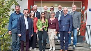 Katrin Löffler (5. v. l.) von der Tourismusakademie feierte das Silberjubiläum mit den Verantwortlichen und einigen Gästen. Katrin Löffler (5. v. l.) von der Tourismusakademie feierte das Silberjubiläum mit den Verantwortlichen und einigen Gästen.