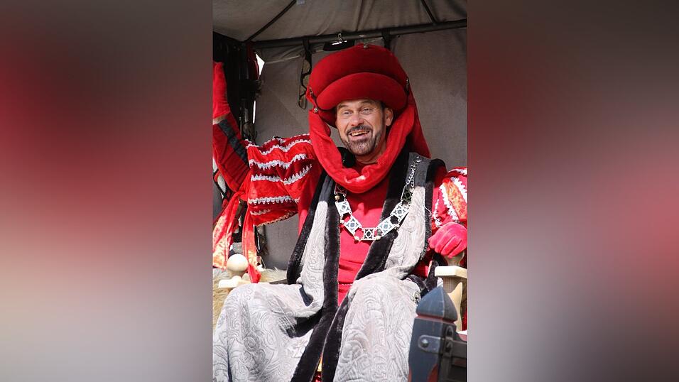 Die schönsten Augenblicke des historischen Drachenstich-Festzuges 2016. Die schönsten Augenblicke des historischen Drachenstich-Festzuges 2016.