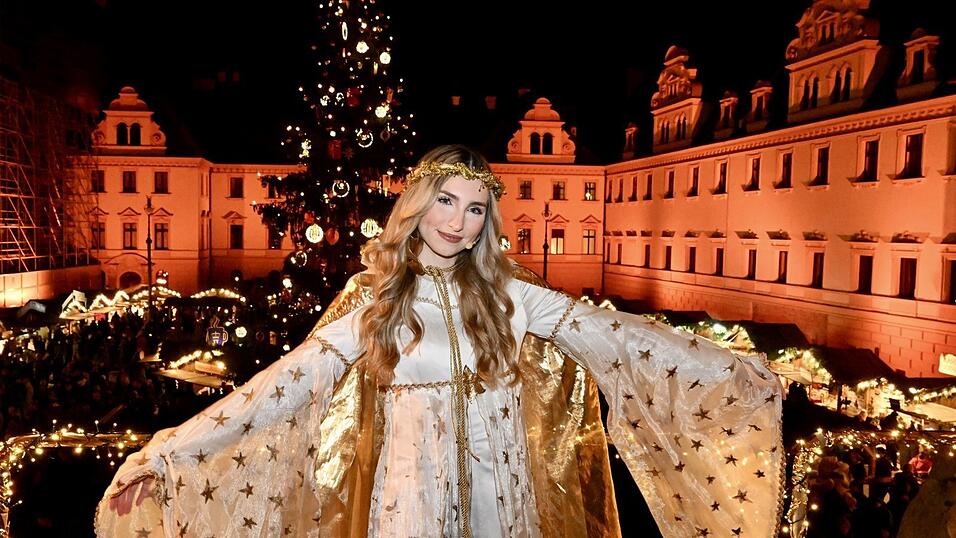 Das Fürstliche Christkind Paula Vogt erschien zum ersten öffentlichen Auftritt in diesem Jahr auf dem Balkon über dem Schlosshof. Das Fürstliche Christkind Paula Vogt erschien zum ersten öffentlichen Auftritt in diesem Jahr auf dem Balkon über dem Schlosshof.