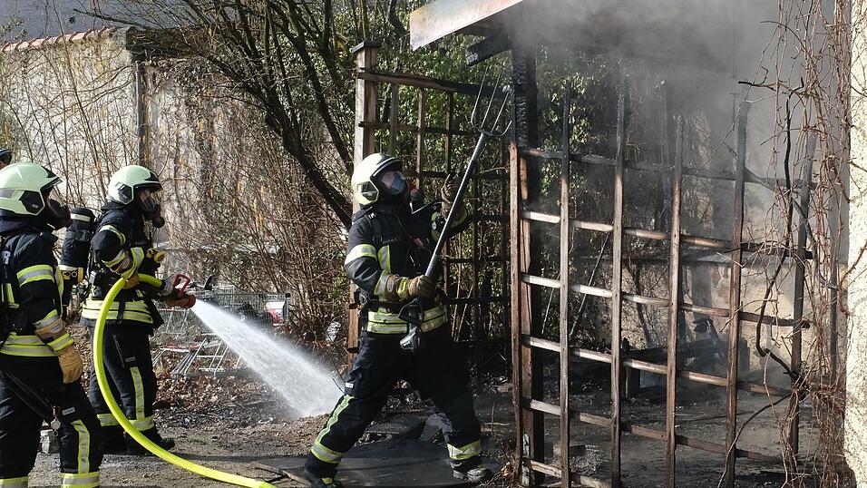 Mit einem schnellen Eingreifen der Freiwilligen Feuerwehr war der Brand einer Gartenlaube rasch im Griff.