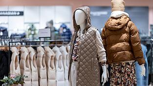 Nur 27 Prozent w&auml;ren bereit, etwa f&uuml;r gute Beratung in Mode-, Schuh- oder anderen Gesch&auml;ften, ein Trinkgeld zu geben. (Archivbild)