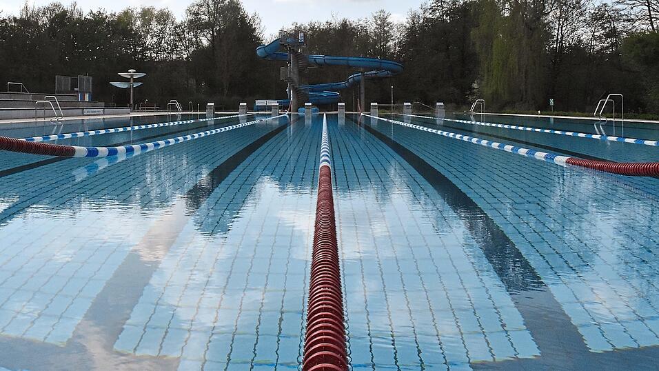 Damit sich niemand in die Quere kommt: Die Trennleinen ziehen sich auch in dieser Saison durch das Schwimmerbecken.