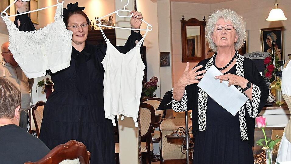 Ein Bustier und ein Korsett mit Strapsen aus der ersten Hälfte des 20. Jahrhunderts. Rechts ein Schnürmieder aus der Biedermeierzeit. Ein Bustier und ein Korsett mit Strapsen aus der ersten Hälfte des 20. Jahrhunderts. Rechts ein Schnürmieder aus der Biedermeierzeit.