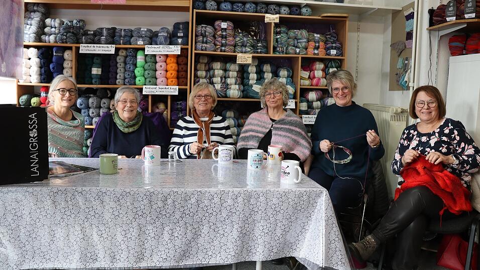 Montags und freitags trifft sich die kleine Runde zum gemeinsamen Stricken. Montags und freitags trifft sich die kleine Runde zum gemeinsamen Stricken.