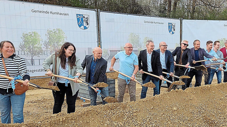 B&uuml;rgermeister Thomas Huber und Architekt Bernhard Paringer (4. und 5. v.l.) griffen mit Erzieherinnen, Verwaltung und Handwerkern symbolisch zum Spaten.