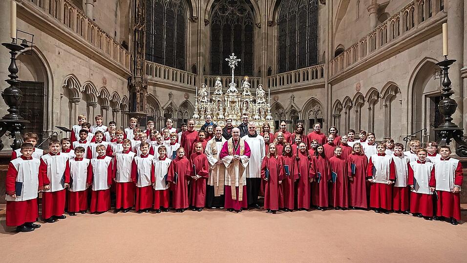 In den Domchor wurden am Freitag 60 Mädchen und Buben aufgenommen. Sie werden jetzt sonntags mit ihrem Gesang die Messe begleiten.