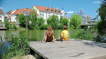 Im Grunde genommen bieten sich für die Vilsbiburger und ihre Gäste im Zentrum der Stadt schon jetzt viele Möglichkeiten, Schattenplätze zu finden: auf dem großen Generationenpark am Balkspitz oder an der Buja Allee entlang des Vilskanals; auch der öffentliche Neuhofergarten und vor allem der Spitalgarten sind gern besuchte Erholungsorte. Im Grunde genommen bieten sich für die Vilsbiburger und ihre Gäste im Zentrum der Stadt schon jetzt viele Möglichkeiten, Schattenplätze zu finden: auf dem großen Generationenpark am Balkspitz oder an der Buja Allee entlang des Vilskanals; auch der öffentliche Neuhofergarten und vor allem der Spitalgarten sind gern besuchte Erholungsorte.