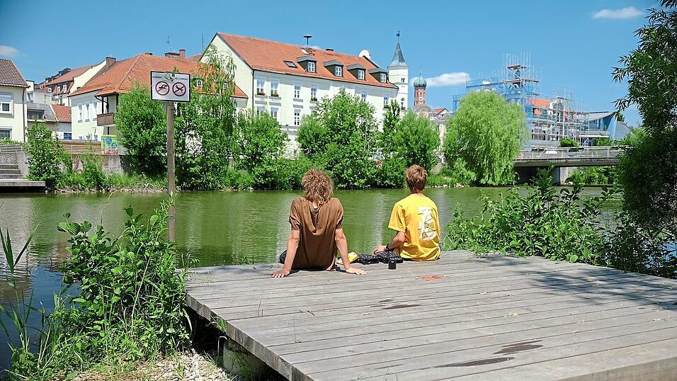 Im Grunde genommen bieten sich für die Vilsbiburger und ihre Gäste im Zentrum der Stadt schon jetzt viele Möglichkeiten, Schattenplätze zu finden: auf dem großen Generationenpark am Balkspitz oder an der Buja Allee entlang des Vilskanals; auch der öffentliche Neuhofergarten und vor allem der Spitalgarten sind gern besuchte Erholungsorte. Im Grunde genommen bieten sich für die Vilsbiburger und ihre Gäste im Zentrum der Stadt schon jetzt viele Möglichkeiten, Schattenplätze zu finden: auf dem großen Generationenpark am Balkspitz oder an der Buja Allee entlang des Vilskanals; auch der öffentliche Neuhofergarten und vor allem der Spitalgarten sind gern besuchte Erholungsorte.