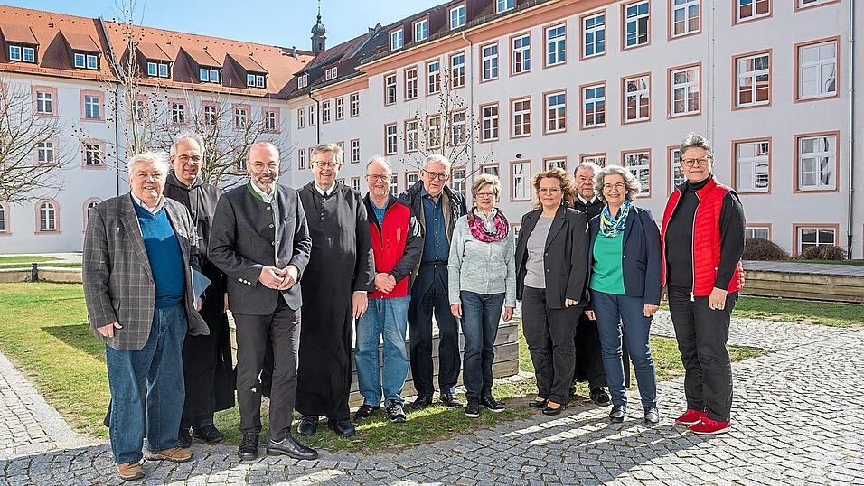 Setzen sich für die Fortführung des Schulbetriebs am Johannes-Nepomuk-Gymnasium Rohr unter der Trägerschaft des Landkreises Kelheim ein: der Vorstand des Freundeskreises des Klosters mit Vorsitzendem Manfred Weber (3. v. l.), Elternbeiratsvorsitzende Petra Hachmann-Weber (4. v. r.) und die Vorsitzende des Vereins der Freunde des Gymnasiums, Roswitha Priller, die gemeinsam mit Abt Markus (2. v. l.) noch einmal einen Austausch führten. Setzen sich für die Fortführung des Schulbetriebs am Johannes-Nepomuk-Gymnasium Rohr unter der Trägerschaft des Landkreises Kelheim ein: der Vorstand des Freundeskreises des Klosters mit Vorsitzendem Manfred Weber (3. v. l.), Elternbeiratsvorsitzende Petra Hachmann-Weber (4. v. r.) und die Vorsitzende des Vereins der Freunde des Gymnasiums, Roswitha Priller, die gemeinsam mit Abt Markus (2. v. l.) noch einmal einen Austausch führten.