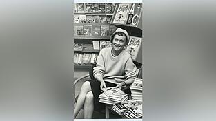 Die berühmte Buchautorin Astrid Lindgren hatte es nicht immer leicht im Leben, trotzdem hat sie nie den Mut verloren. Als ihr erstes Buch „Pippi Langstrumpf“ vom ersten Buchverlag abgelehnt wurde, gab sie nicht auf und gewann schließlich mehrere Preise dafür. Heute sind ihre Werke weltbekannt und wurden in über 100 Sprachen übersetzt.