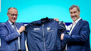 «Wir wollen dich nicht auf den Mond schießen», sagte CDU-Chef und Bundeskanzler Friedrich Merz (link) zu CSU-Chef Markus Söder. «Wir wollen dich nicht auf den Mond schießen», sagte CDU-Chef und Bundeskanzler Friedrich Merz (link) zu CSU-Chef Markus Söder.