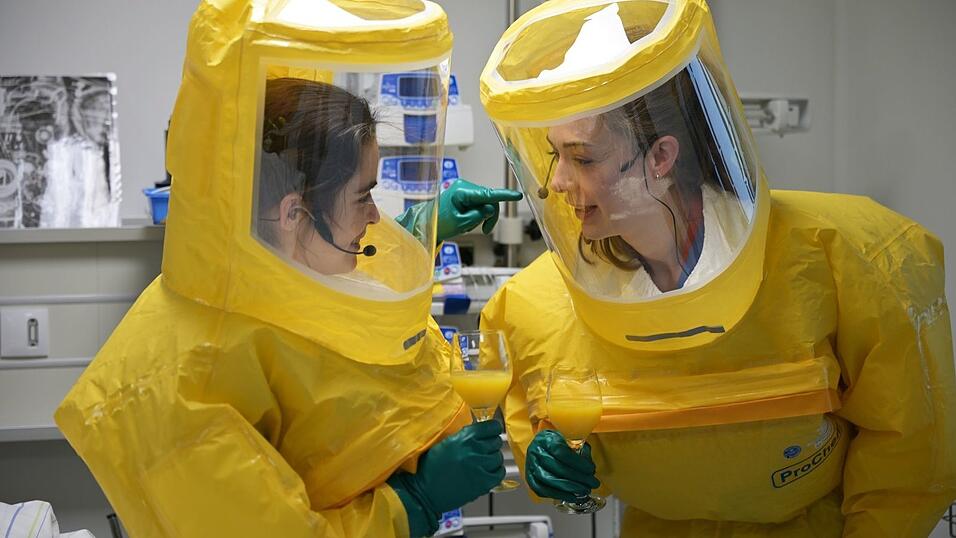 Die Helfer m&uuml;ssen sich per Sprechfunk verst&auml;ndigen - in den Anz&uuml;gen h&ouml;ren sie sonst nichts.