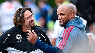 Bayern-Trainer Vincent Kompany (r) würde in der nächsten Saison gern wieder nach Elversberg kommen. Bayern-Trainer Vincent Kompany (r) würde in der nächsten Saison gern wieder nach Elversberg kommen.