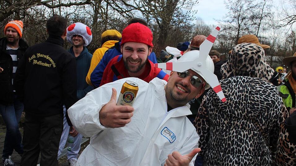 Viele Faschings-Fans haben sich am Samstag den Umzug in Langenbach angesehen. Viele Faschings-Fans haben sich am Samstag den Umzug in Langenbach angesehen.