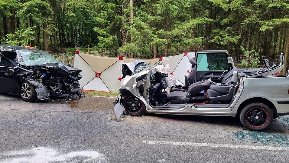 Der Unfall passierte am Samstag auf der Kreisstraße 49 zwischen Ramsried und Bad Kötzting. Der Unfall passierte am Samstag auf der Kreisstraße 49 zwischen Ramsried und Bad Kötzting.