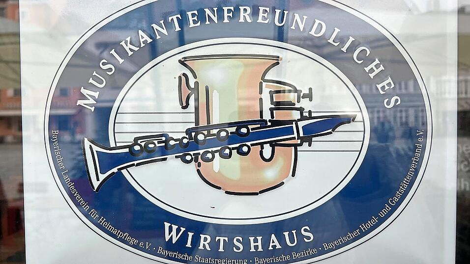 Die Plakette am Wei&szlig;bierhaus signalisiert, dass Musizieren hier erw&uuml;nscht ist.
