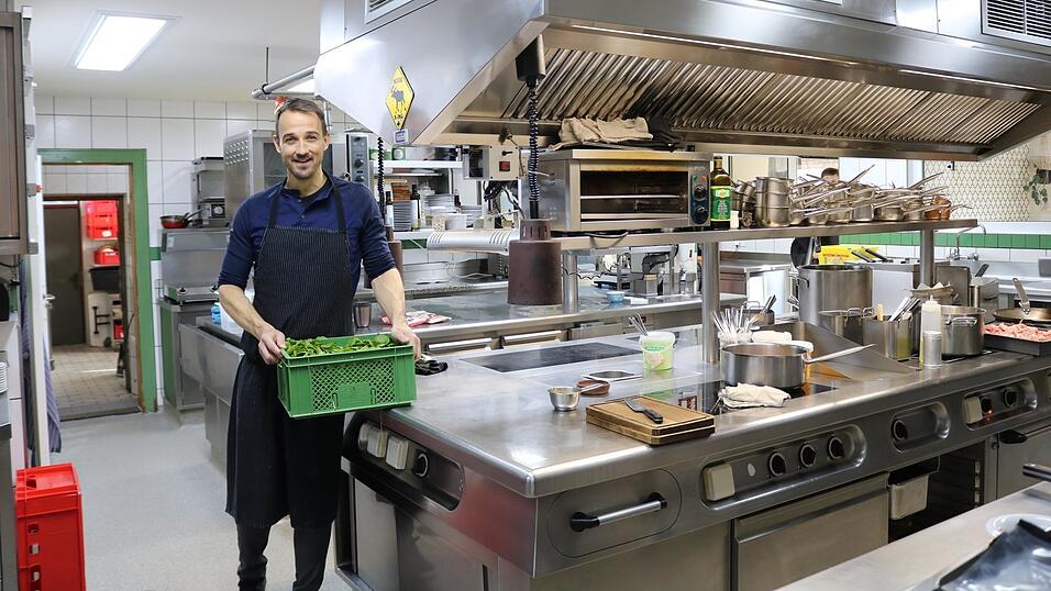 Ernst Hunger in seinem Element: in der Küche des Gasthauses. Er ist stolz, dass der Ödenturm wieder ausgezeichnet wurde. Ernst Hunger in seinem Element: in der Küche des Gasthauses. Er ist stolz, dass der Ödenturm wieder ausgezeichnet wurde.