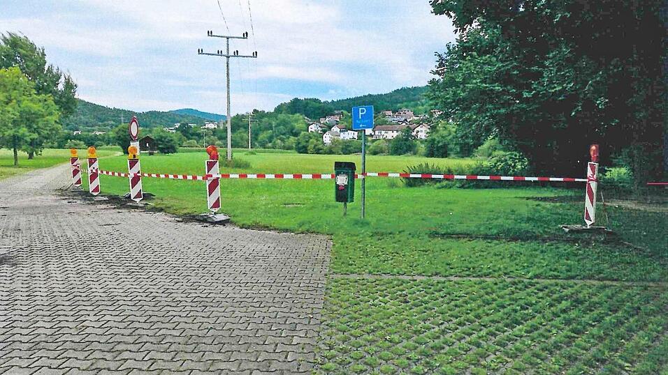 Die Wiese, auf der die Kanuverleiher zuletzt ihre H&auml;nger abgestellt haben, ist von der Gemeinde Chamerau abgesperrt worden.