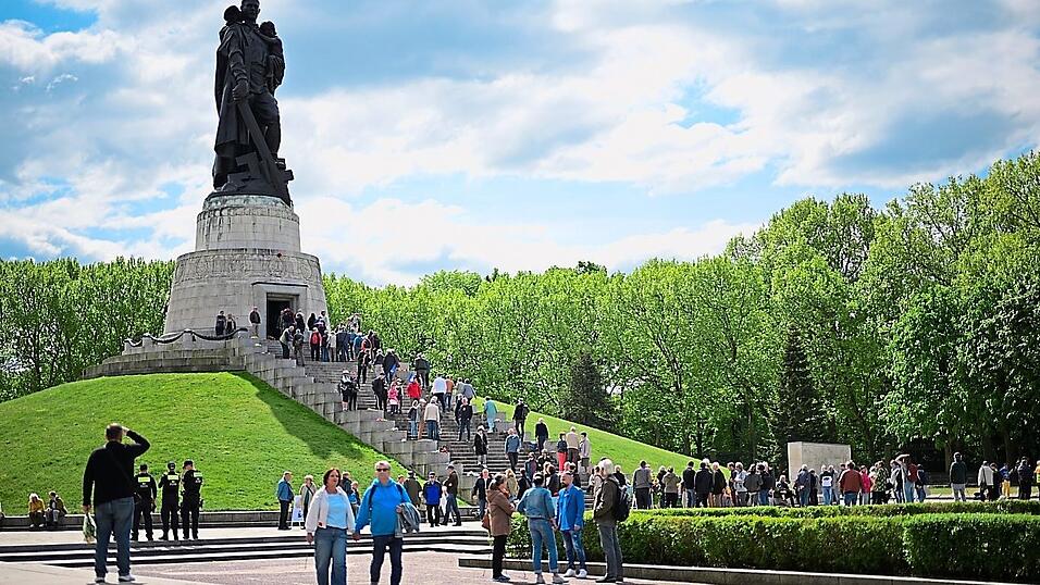 Als das Sowjetische Ehrenmal am 8. Mai 1949 eingeweiht wurde, existierten noch weder die BRD noch die DDR. Deutschland ist l&auml;ngst wieder vereinigt, aber Wladimir Putin trauert der alten Sowjetunion hinterher und f&uuml;hrt Krieg gegen ein Land, das es in seinen Augen gar nicht gibt.