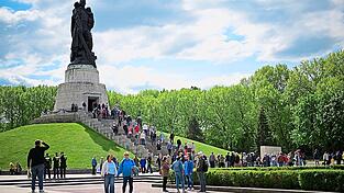 Als das Sowjetische Ehrenmal am 8. Mai 1949 eingeweiht wurde, existierten noch weder die BRD noch die DDR. Deutschland ist l&auml;ngst wieder vereinigt, aber Wladimir Putin trauert der alten Sowjetunion hinterher und f&uuml;hrt Krieg gegen ein Land, das es in seinen Augen gar nicht gibt.