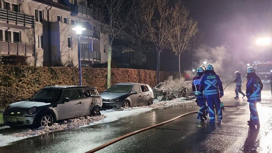 In Regensburg brannten am Samstagabend vier Fahrzeuge. In Regensburg brannten am Samstagabend vier Fahrzeuge.