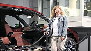 Sichtlich stolz zeigt sich Tanja Wagner über das neuste Schmuckstück, das iX-Schnittmodell.