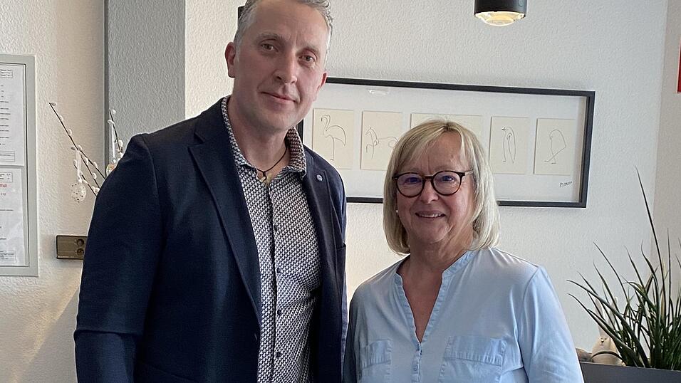 Frauenarzt Dr. Jakub Nosek muss künftig auf sie verzichten: Eleonore Kugler, von allen nur Elly genannt, geht endgültig in den Ruhestand. Frauenarzt Dr. Jakub Nosek muss künftig auf sie verzichten: Eleonore Kugler, von allen nur Elly genannt, geht endgültig in den Ruhestand.