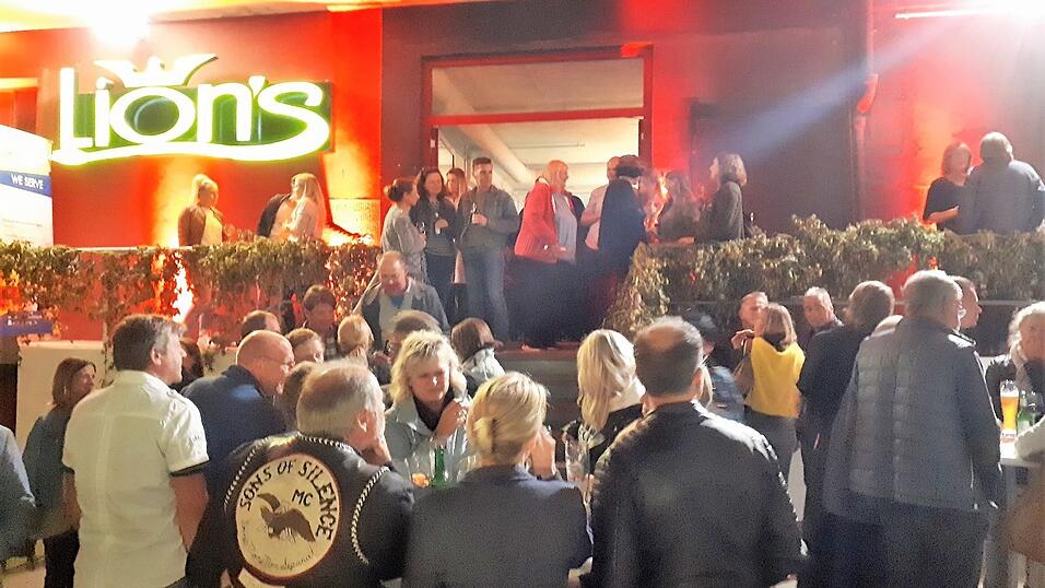 Wer drinnen keinen Platz mehr bekam, musste mit einem der Stehtische im Freien Vorlieb nehmen. Wer drinnen keinen Platz mehr bekam, musste mit einem der Stehtische im Freien Vorlieb nehmen.