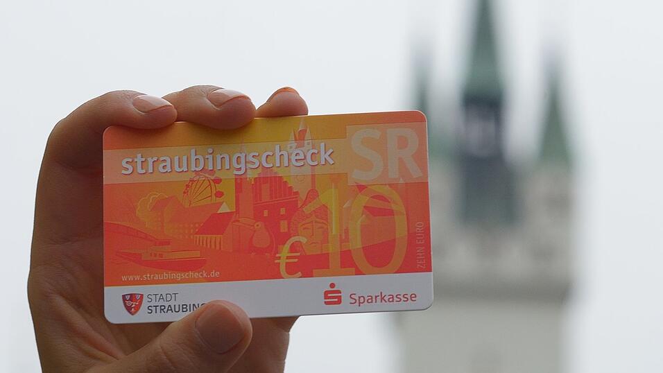 Egal ob für das persönliche Geschenk unter Freunden, für gute Schulnoten, als Dank von Firmen an ihre Mitarbeiter oder als Alternative zum Biermarkerl in volksfestlosen Corona-Zeiten: der Straubing-Scheck hat mit über 78.000 verkauften Exemplaren im vergangenen Jahr einen neuen Rekord aufgestellt. Egal ob für das persönliche Geschenk unter Freunden, für gute Schulnoten, als Dank von Firmen an ihre Mitarbeiter oder als Alternative zum Biermarkerl in volksfestlosen Corona-Zeiten: der Straubing-Scheck hat mit über 78.000 verkauften Exemplaren im vergangenen Jahr einen neuen Rekord aufgestellt.