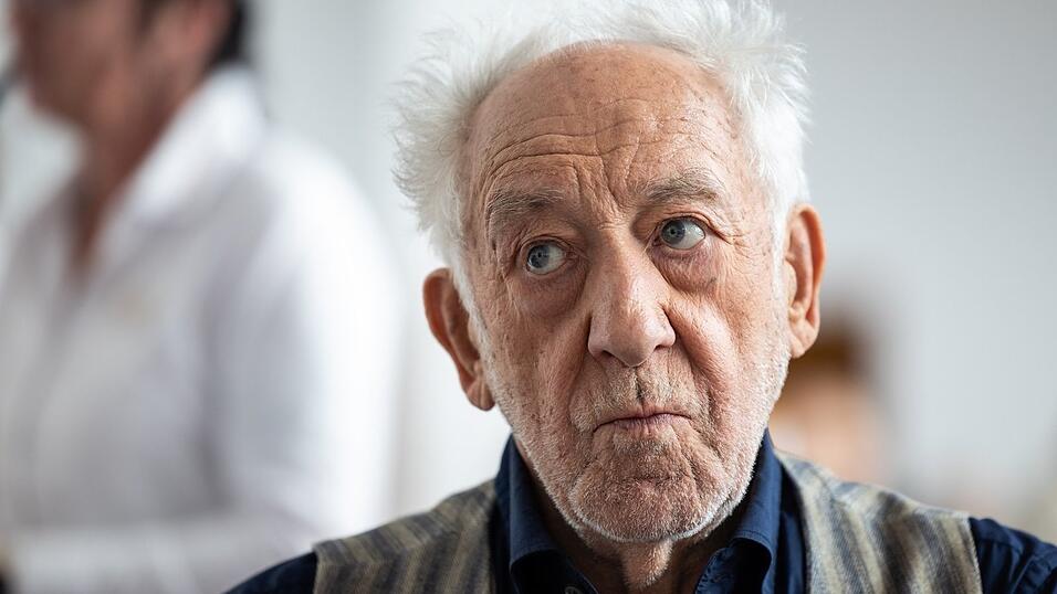 Noch immer erhitzt das Gaza-Gedicht von Dieter Hallervorden die Gemüter. Die Holocaust-Überlebende Charlotte Knobloch will nicht im selben Musikvideo wie der bekannte Schauspieler auftauchen. Auch, wenn es darin gar nicht um den Krieg geht. Noch immer erhitzt das Gaza-Gedicht von Dieter Hallervorden die Gemüter. Die Holocaust-Überlebende Charlotte Knobloch will nicht im selben Musikvideo wie der bekannte Schauspieler auftauchen. Auch, wenn es darin gar nicht um den Krieg geht.