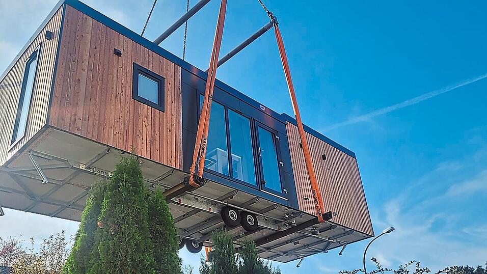Das Tiny-Haus kam auf dem Anhänger und wurde per Kran in den Garten gehoben. Das Tiny-Haus kam auf dem Anhänger und wurde per Kran in den Garten gehoben.