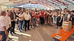 Mit einem gemeinsamen Prost und dem Bier der Genossenschaftsbrauerei wird auf den guten Festverlauf angestoßen.