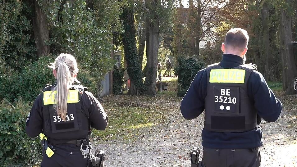 Die Berliner Polizei sucht in Brandenburg nach Tatspuren und Beweismitteln im Fall Rebecca. Die Berliner Polizei sucht in Brandenburg nach Tatspuren und Beweismitteln im Fall Rebecca.