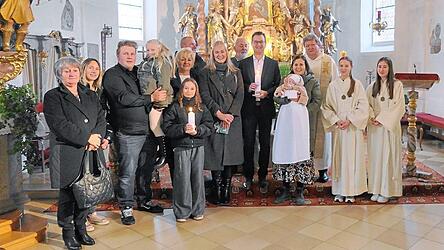 Die Taufgesellschaft mit Täufling Sophia im Arm der Taufpatin Susi Kreis.