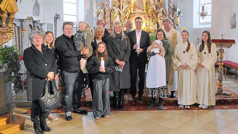 Die Taufgesellschaft mit T&auml;ufling Sophia im Arm der Taufpatin Susi Kreis.