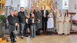 Die Taufgesellschaft mit Täufling Sophia im Arm der Taufpatin Susi Kreis.