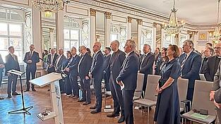 Großer Bahnhof für die neuen Führungskräfte im Staatlichen Bauamt: Der neue Behördenleiter Thomas Sendtner (rechts) lauscht mit den rund 100 geladenen Gästen den ehemaligen Domspatzen. Großer Bahnhof für die neuen Führungskräfte im Staatlichen Bauamt: Der neue Behördenleiter Thomas Sendtner (rechts) lauscht mit den rund 100 geladenen Gästen den ehemaligen Domspatzen.