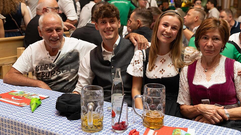 Die Partybilder vom Samstag, 8. August, aus dem Festzelt Greindl. Die Partybilder vom Samstag, 8. August, aus dem Festzelt Greindl.