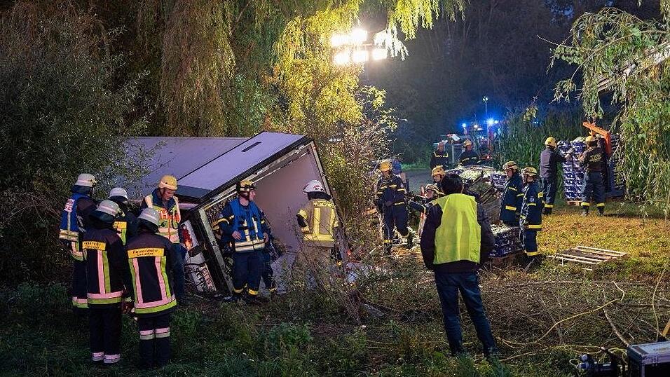Die Bergungsarbeiten werden sich laut Polizei wohl noch den ganzen Tag über hinziehen.