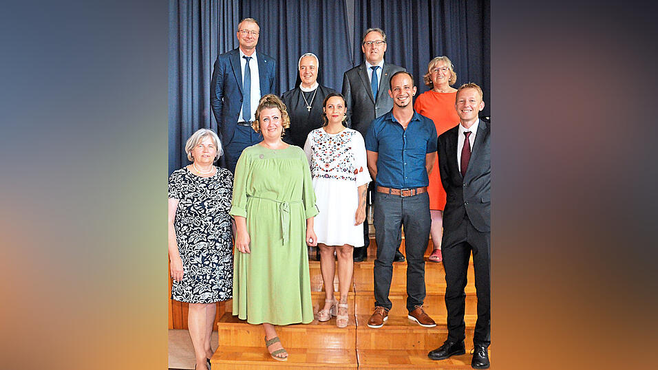Vorne von links: Schulleiterin Martina Schinhärl, die Einser-Absolventen Olga Block, Angelina Munoz Martin und Thomas Hopf, stellv. Schulleiter Johannes Eckl, (hinten von links) Realschuldirektor Reiner Sagstetter, Generaloberin Sr. Maria, 2. Bürgermeister Manfred Eckl und stellv. Landrätin Martha Altweck-Glöbl. Vorne von links: Schulleiterin Martina Schinhärl, die Einser-Absolventen Olga Block, Angelina Munoz Martin und Thomas Hopf, stellv. Schulleiter Johannes Eckl, (hinten von links) Realschuldirektor Reiner Sagstetter, Generaloberin Sr. Maria, 2. Bürgermeister Manfred Eckl und stellv. Landrätin Martha Altweck-Glöbl.