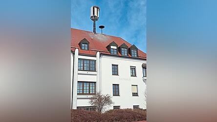 Die Sirenenanlagen auf dem Rathaus (im Bild) und am Ziegeleiweg werden digitalisiert.