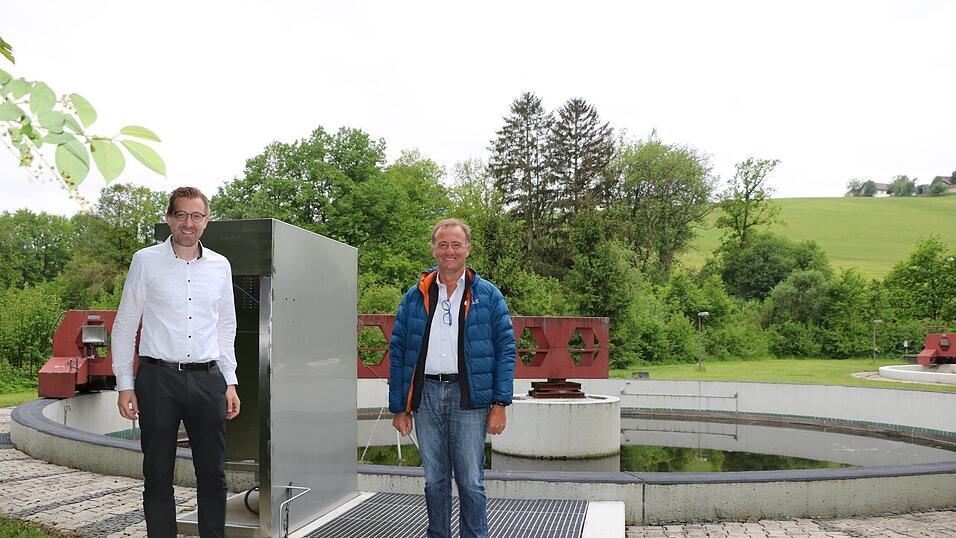 Bürgermeister Geog Edbauer (l.) und Hans Buchmeier, Bereichsleiter bei der Straubinger Stadtentwässerung, stehen auf dem Gelände der Schwarzacher Kläranlage. Nicht immer sind sie dort so gut gelaunt wie auf dem Bild, denn im Klo entsorgte Feuchttücher bereiten vielfach Probleme. Bürgermeister Geog Edbauer (l.) und Hans Buchmeier, Bereichsleiter bei der Straubinger Stadtentwässerung, stehen auf dem Gelände der Schwarzacher Kläranlage. Nicht immer sind sie dort so gut gelaunt wie auf dem Bild, denn im Klo entsorgte Feuchttücher bereiten vielfach Probleme.