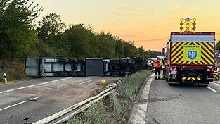 Ein Lastwagen ist auf der Autobahn 70 umgekippt.