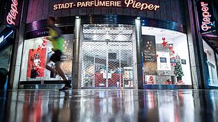 Ein Foto aus schlechten Zeiten: Dezember 2020, wegen eines Corona-Lockdowns blieb auch dieser Pieper-Shop zeitweise geschlossen. Die Shops sind längst wieder geöffnet und bleiben es auch, trotz Insolvenzverfahrens. Ein Foto aus schlechten Zeiten: Dezember 2020, wegen eines Corona-Lockdowns blieb auch dieser Pieper-Shop zeitweise geschlossen. Die Shops sind längst wieder geöffnet und bleiben es auch, trotz Insolvenzverfahrens.