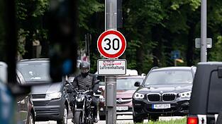 Auf dem Mittleren Ring sollen die Tempo-30-Schilder nun abmontiert werden. (Archivbild)